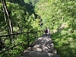 Lasciata l'auto nei parcheggi di Seppiana (mt.545) il sentiero inizia in discesa (perdita di quota non banale , circa 150 mt) verso il torrente : sdas16